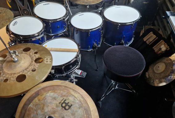 Rockstroh Drums Custom Set in seidenmatt- dunkelblau im Proberaum von "Swiss & die Andern"