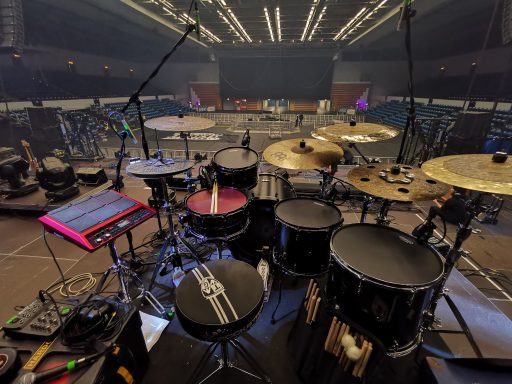 Rockstroh Drums Custom Set in der Alsterdorfer Sporthalle während des Soundchecks vor leerer Halle