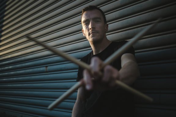 Tobi Gerth im Portrait mit Meinl Sticks
